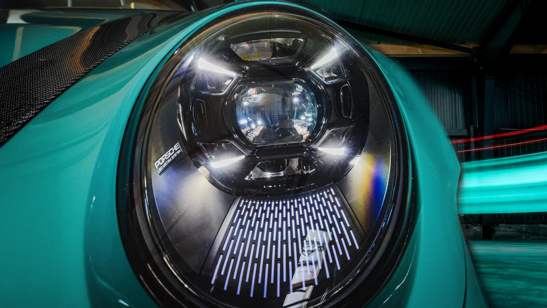 Nahaufnahme des LED-Scheinwerfers und Carbon-Kotflügels des Porsche 911 GT3 RS in Smyrna Green