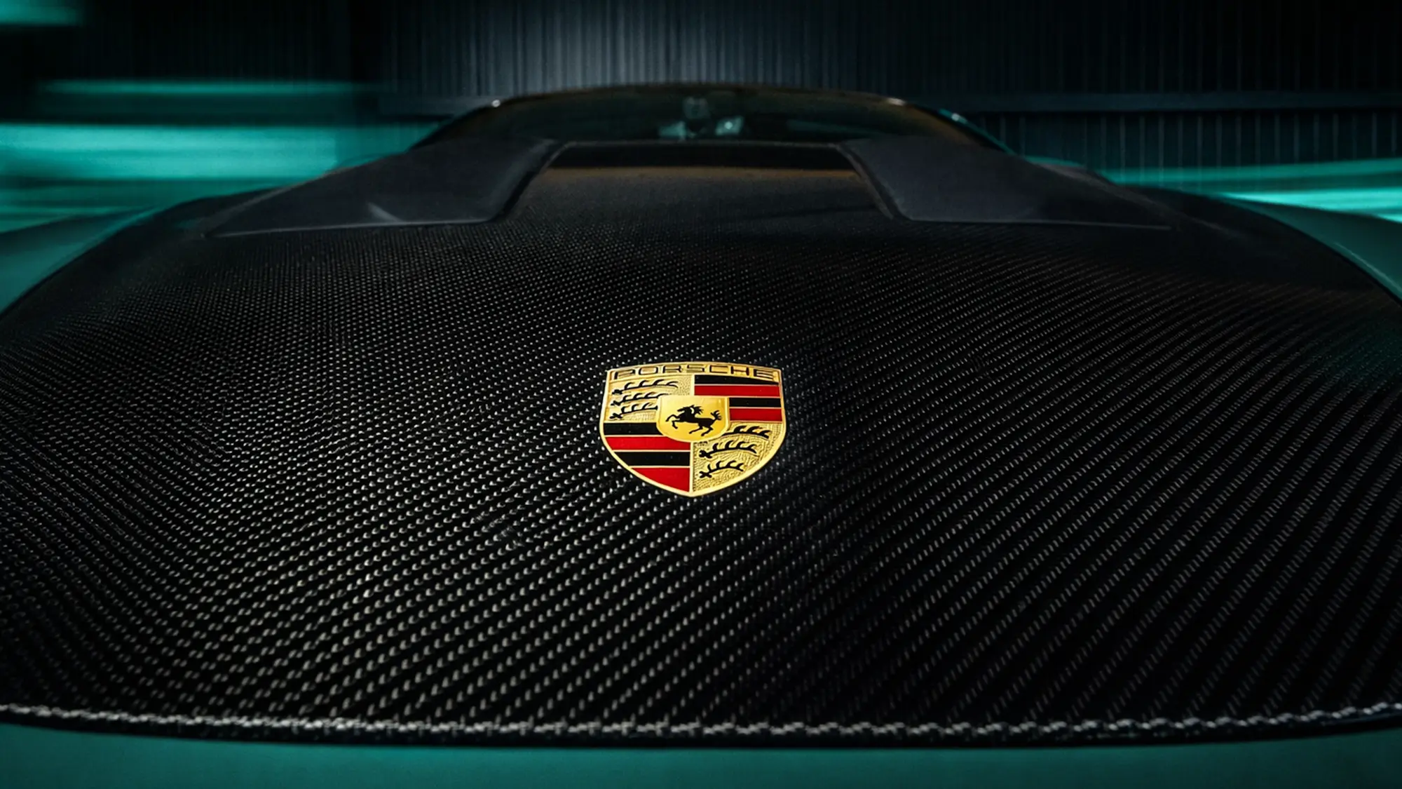 Porsche-Wappen auf der Carbon-Motorhaube eines Porsche 911 GT3 RS in Smyrna Green