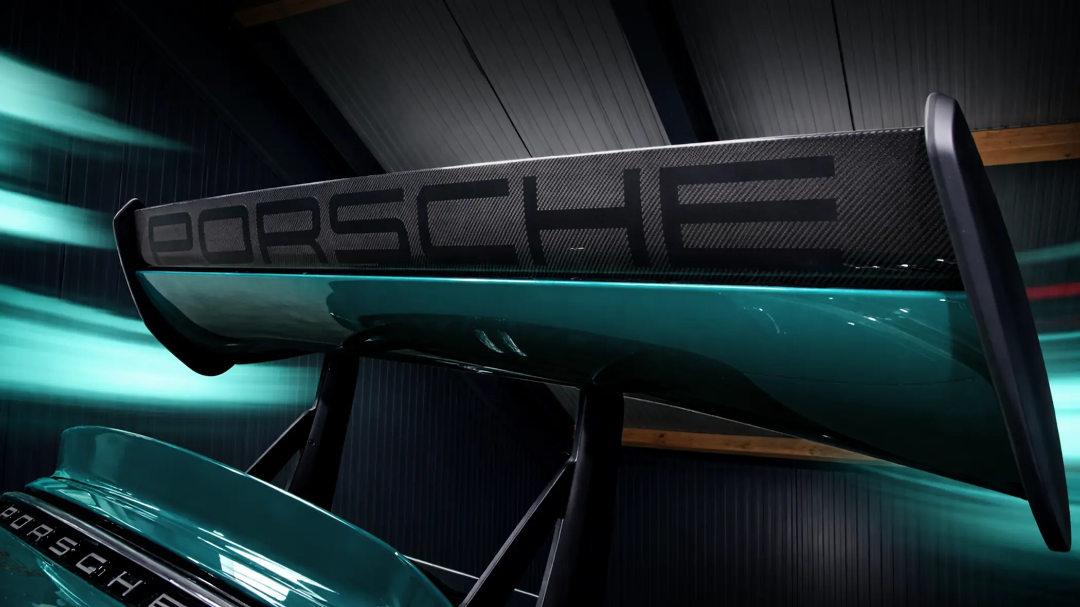 Heckflügel aus Carbon mit Porsche-Schriftzug am Porsche 911 GT3 RS in Smyrna Green