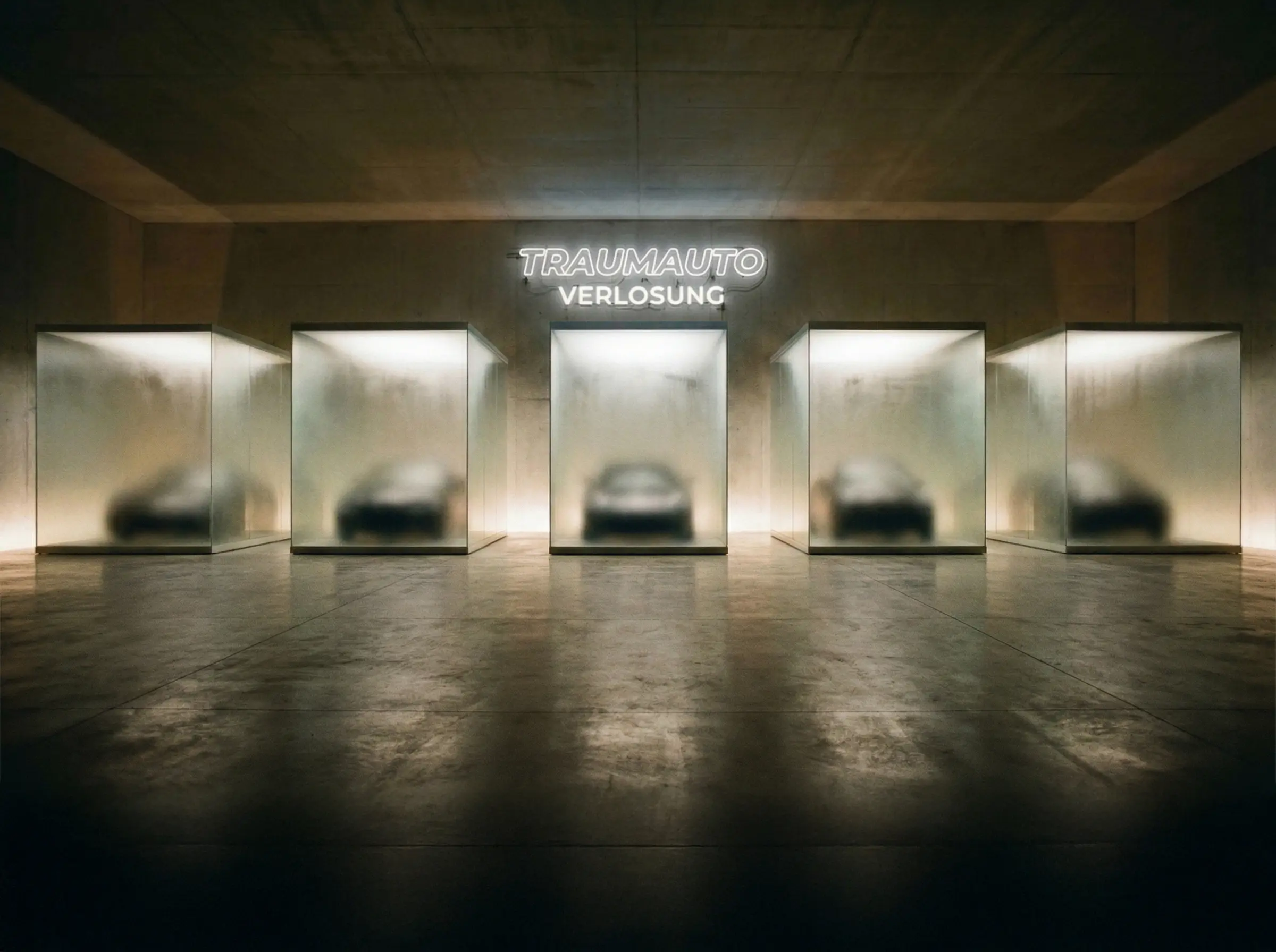 Mehrere Autos stehen in beleuchteten Glasboxen in einem dunklen Showroom, darüber ein leuchtender „Traumauto Verlosung“-Schriftzug