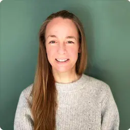 Porträt von Kristina vor grünem Hintergrund