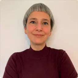 Portrait von Sabine mit minimalistischem Hintergrund