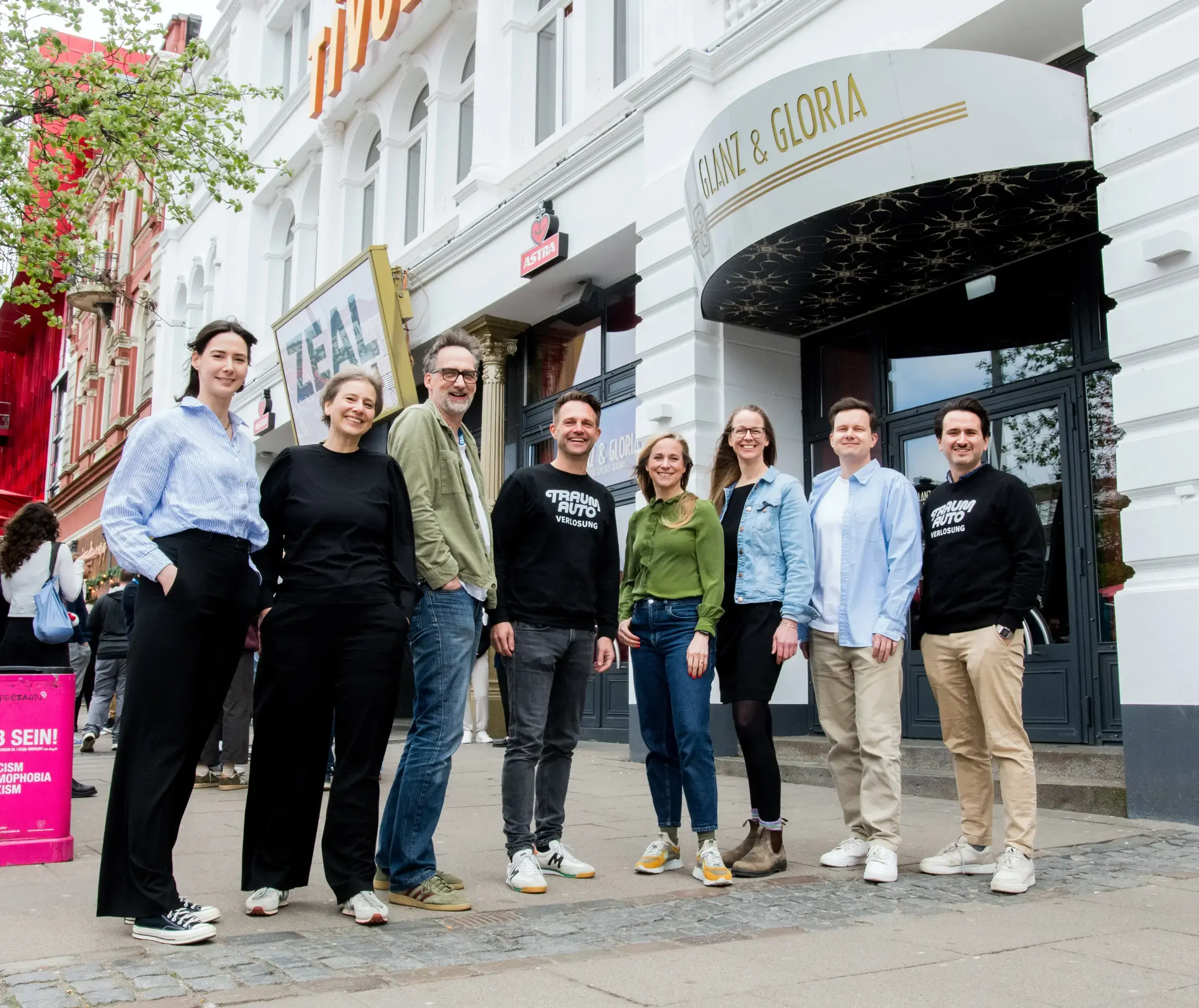traumautoverlosung-team-group-photo-outdoor-city