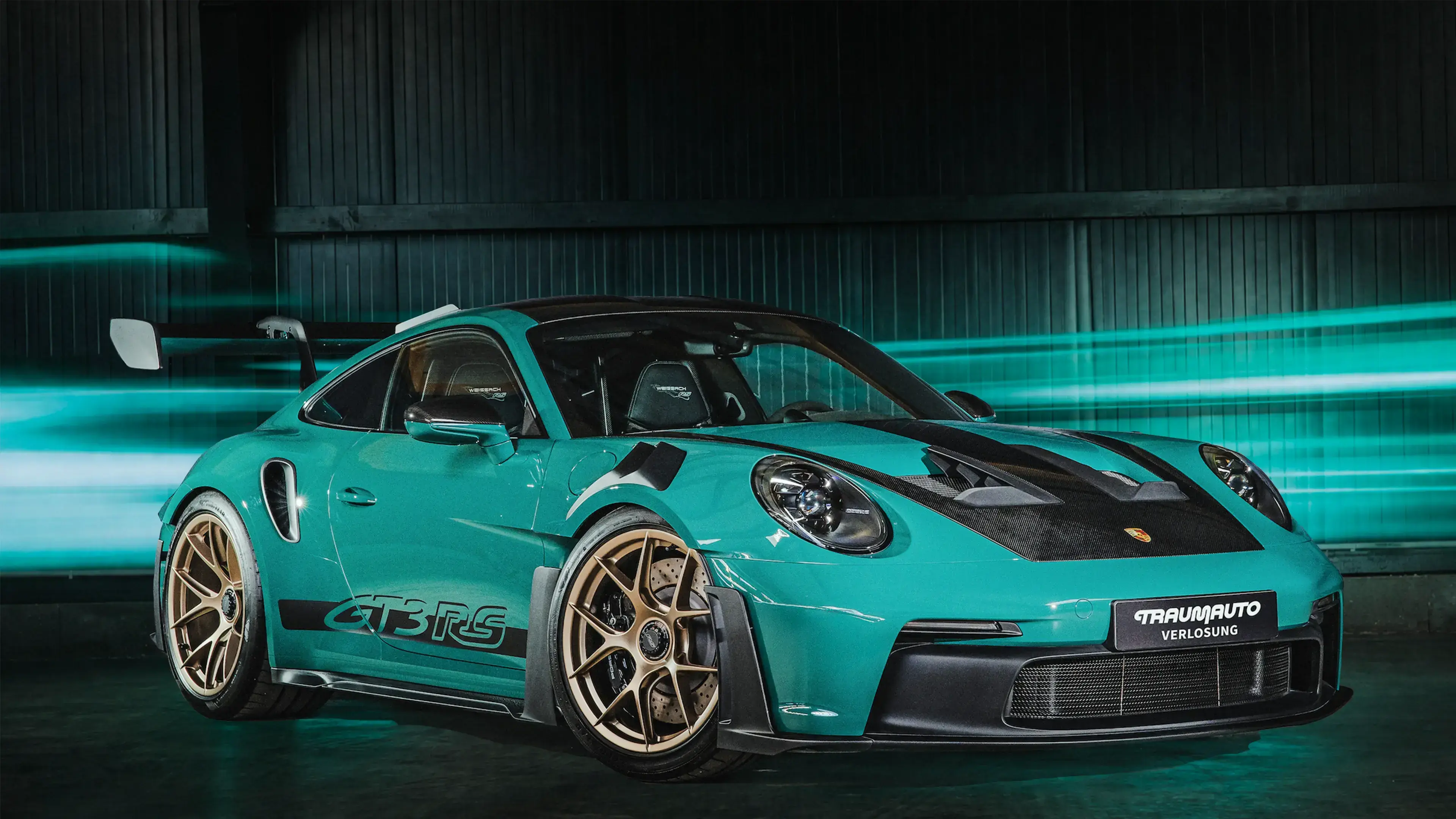 Porsche 911 GT3 RS in Smyrna Green mit Neon-Lichtspuren als Motiv der Traumauto Verlosung