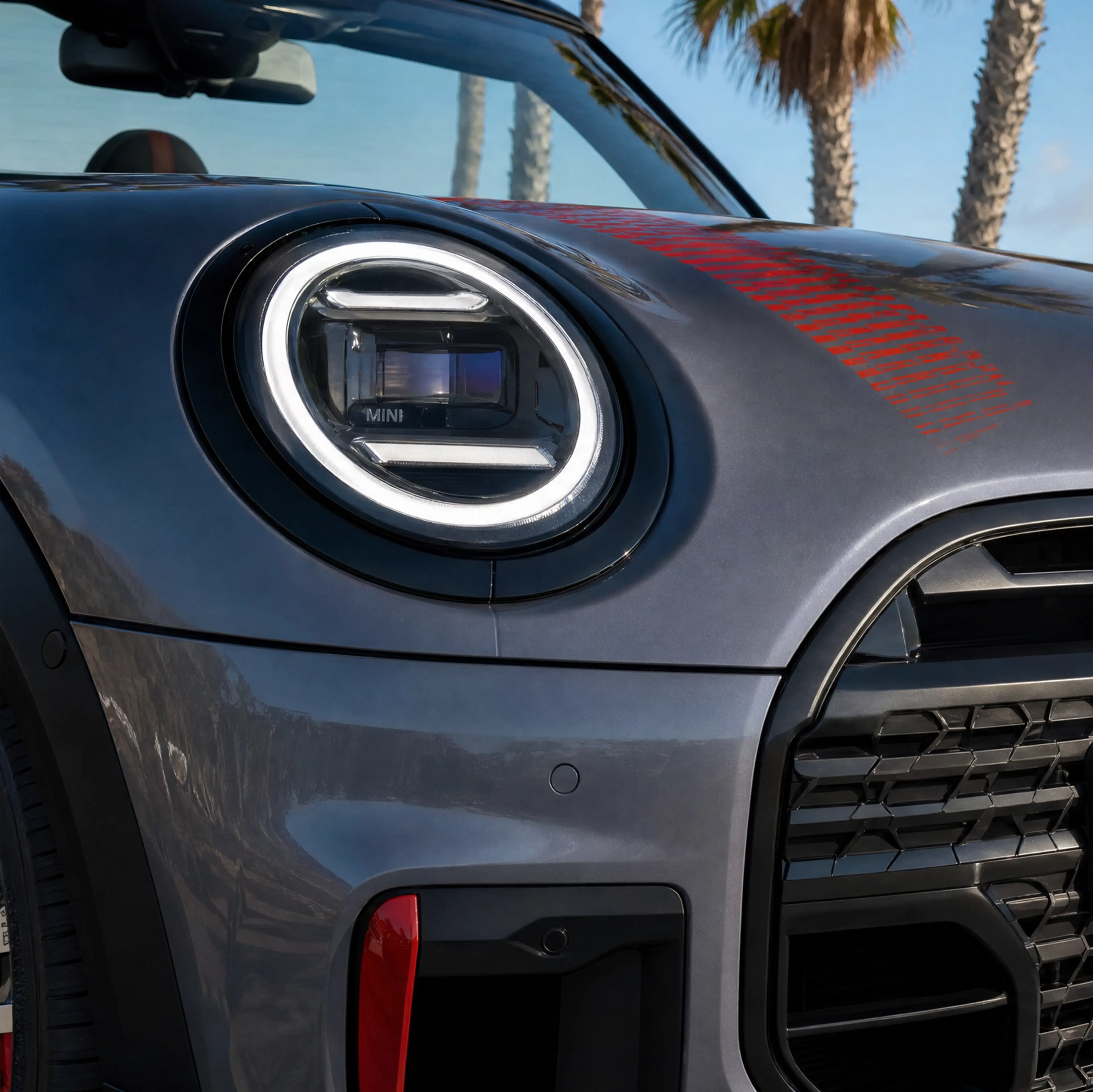 Detailaufnahme des LED-Scheinwerfers und Kühlergrills des MINI John Cooper Works Cabrio