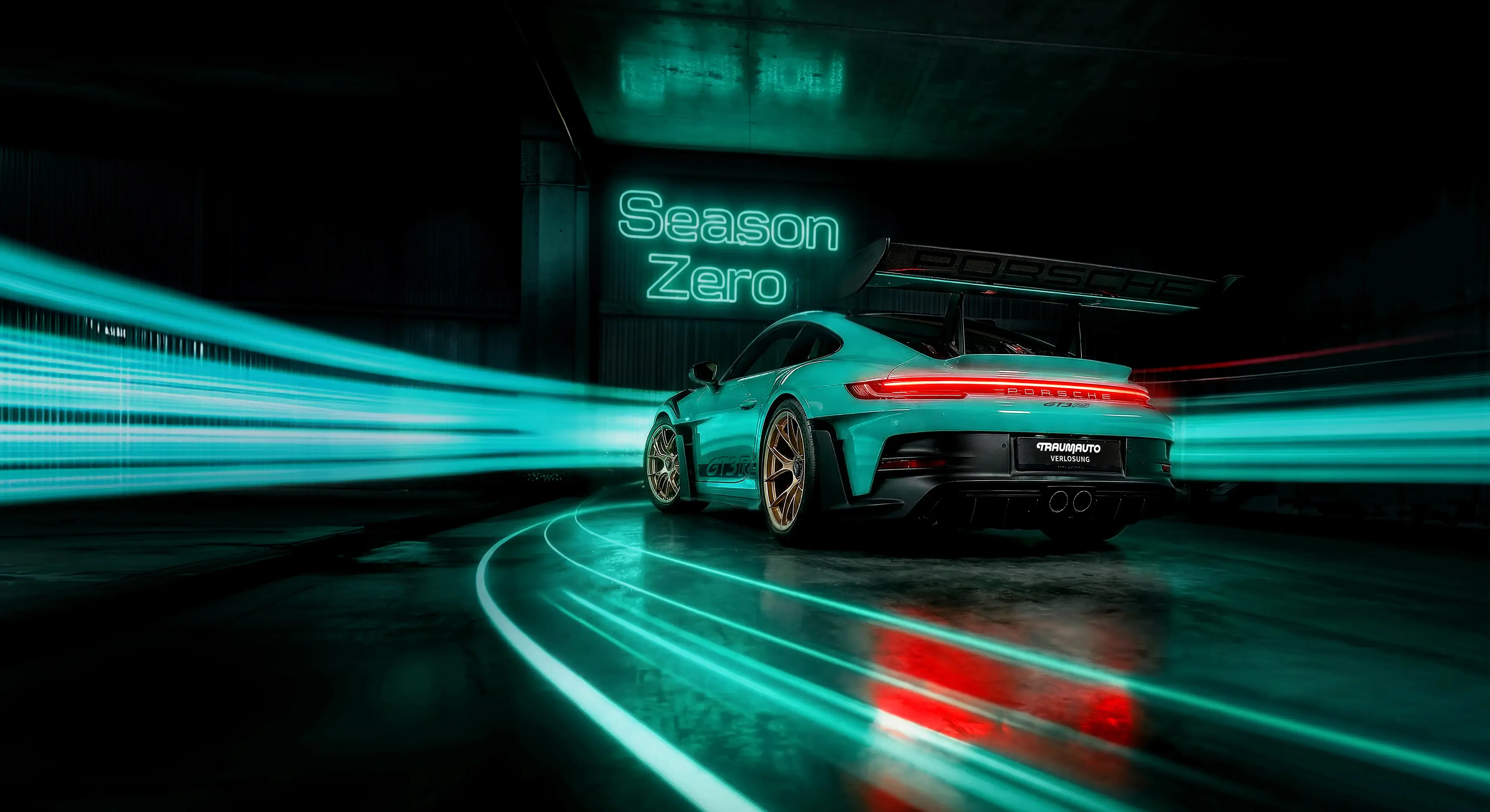 Porsche 911 GT3 RS mit neonfarbenen Lichtspuren, Rückansicht mit leuchtenden Linien und „Season Zero“-Schriftzug im Hintergrund